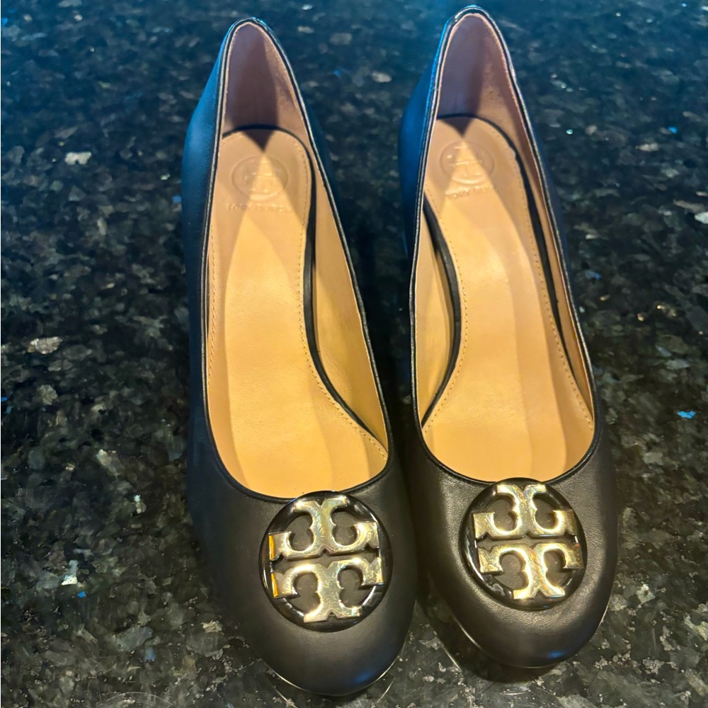 Tory Burch heels Black and gold. Stunning pair of shoes in excellent condition